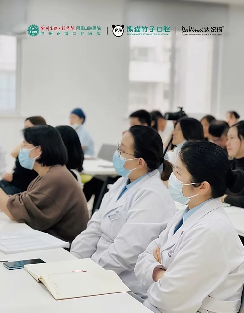 医院人员正在认真听讲座