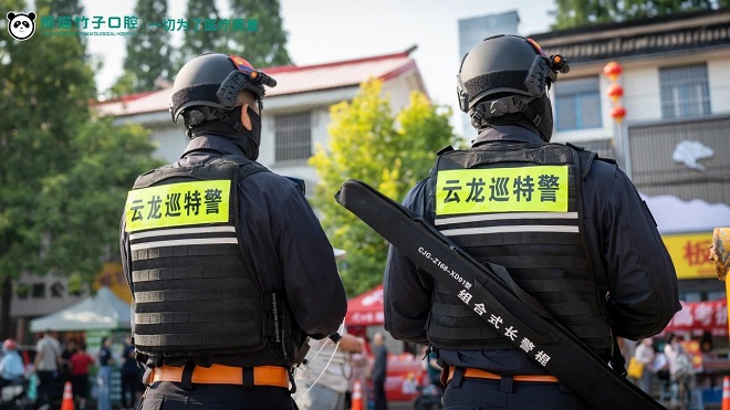 高考场地外特警