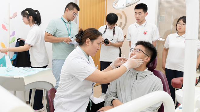 熊猫竹子口腔医院为师生免费检查牙齿